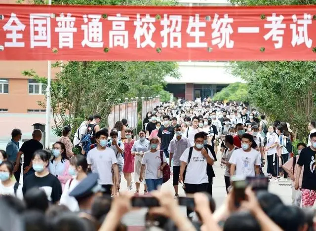 河南考生天塌了！500分无缘本科，700分清北不要，比地狱模式还难__河南考生天塌了！500分无缘本科，700分清北不要，比地狱模式还难