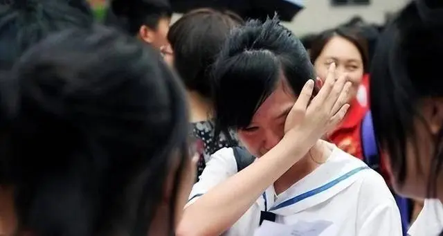 河南考生天塌了！500分无缘本科，700分清北不要，比地狱模式还难__河南考生天塌了！500分无缘本科，700分清北不要，比地狱模式还难
