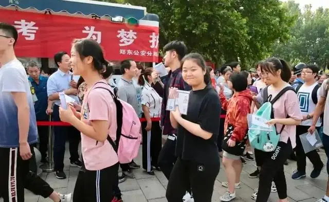 河南考生天塌了！500分无缘本科，700分清北不要，比地狱模式还难__河南考生天塌了！500分无缘本科，700分清北不要，比地狱模式还难