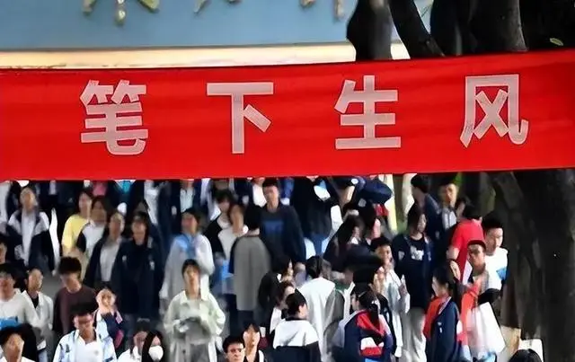 河南考生天塌了！500分无缘本科，700分清北不要，比地狱模式还难__河南考生天塌了！500分无缘本科，700分清北不要，比地狱模式还难