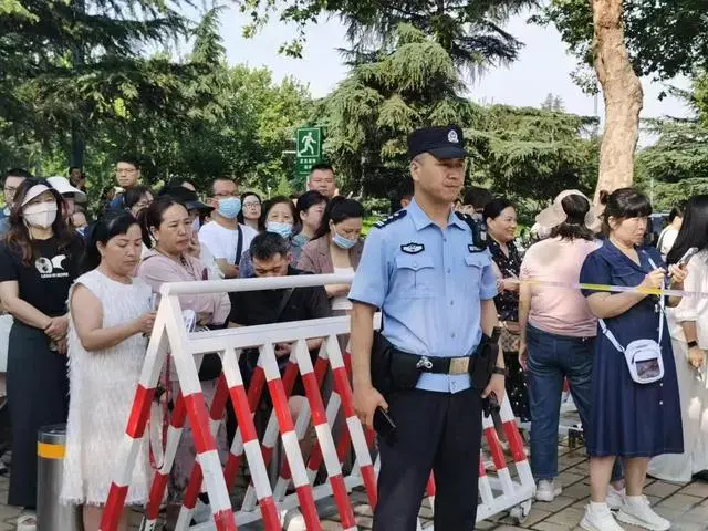 _郑州交警护航高考_警察为中考护航的句子