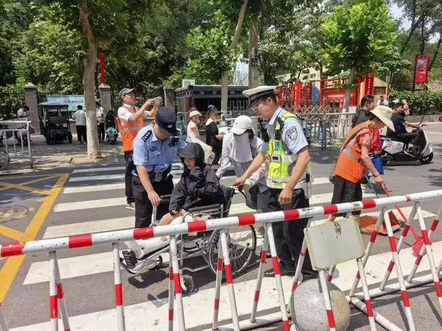 _警察为中考护航的句子_郑州交警护航高考