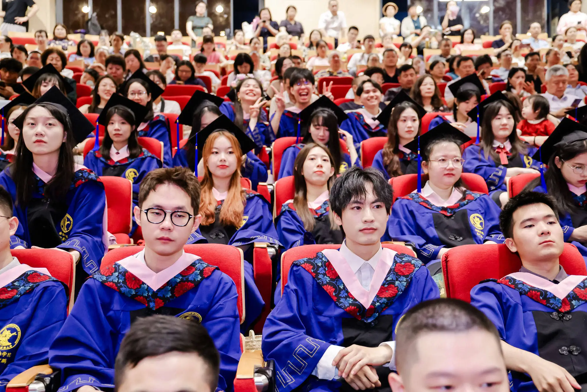 毕业季大学生感动横幅_毕业季8人小品感动剧本_