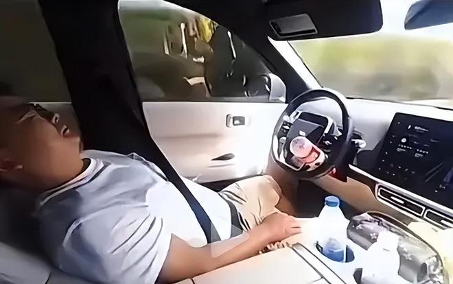 智驾出事网暴车企？权威人士：不赖车企，司机还要被三重“追责”__智驾出事网暴车企？权威人士：不赖车企，司机还要被三重“追责”