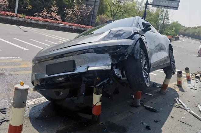 智驾出事网暴车企？权威人士：不赖车企，司机还要被三重“追责”__智驾出事网暴车企？权威人士：不赖车企，司机还要被三重“追责”