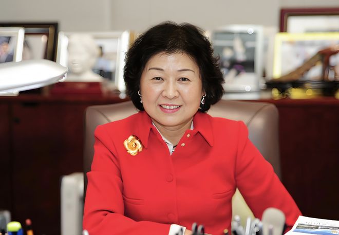 240亿身家“造纸女王”，要“翻身”了