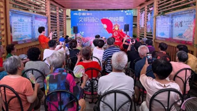 _廿载送戏情暖社区，这支艺术团让甘泉居民“笑口常开”_廿载送戏情暖社区，这支艺术团让甘泉居民“笑口常开”