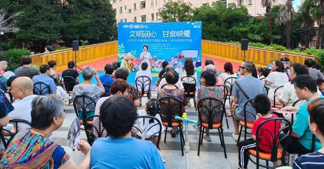 廿载送戏情暖社区，这支艺术团让甘泉居民“笑口常开”__廿载送戏情暖社区，这支艺术团让甘泉居民“笑口常开”