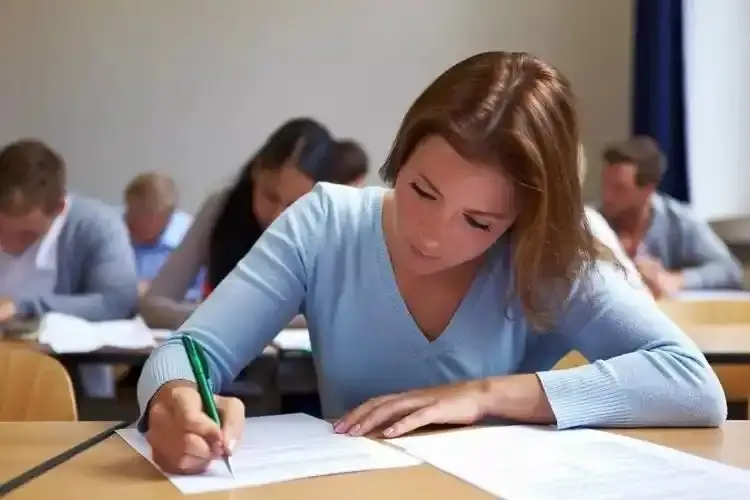 越来越多追求稳定的大学生，选择去海外考公了