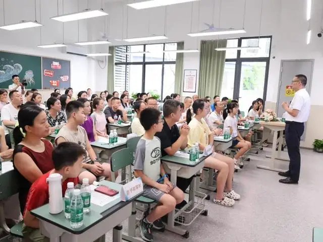_成都新乘电脑学校_成都外国语学校新校区