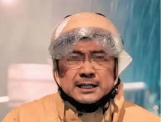 小伙送外卖被亿万富翁看中_拼命送外卖还债_