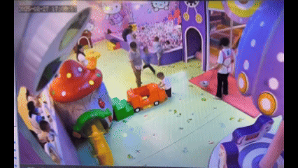 1岁半幼童被从滑梯冲跑下来的5岁男童撞倒，宝妈称对方家长逃避责任，襄阳警方调解未果建议诉讼解决__1岁半幼童被从滑梯冲跑下来的5岁男童撞倒，宝妈称对方家长逃避责任，襄阳警方调解未果建议诉讼解决