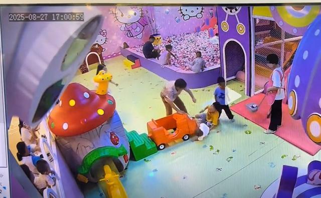 1岁半幼童被从滑梯冲跑下来的5岁男童撞倒，宝妈称对方家长逃避责任，襄阳警方调解未果建议诉讼解决_1岁半幼童被从滑梯冲跑下来的5岁男童撞倒，宝妈称对方家长逃避责任，襄阳警方调解未果建议诉讼解决_
