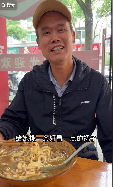 _网红rose结婚十周年！老公给rose挑选裙子，rose感动的强吻老公_网红rose结婚十周年！老公给rose挑选裙子，rose感动的强吻老公