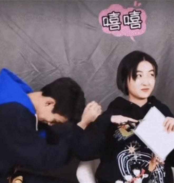 _内娱巨婴！19岁荣梓杉和混血美女恋情曝光！撅屁股抽电子烟引热议_内娱巨婴！19岁荣梓杉和混血美女恋情曝光！撅屁股抽电子烟引热议