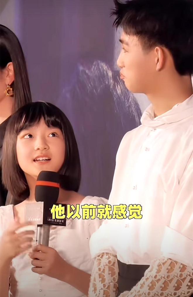 _内娱巨婴！19岁荣梓杉和混血美女恋情曝光！撅屁股抽电子烟引热议_内娱巨婴！19岁荣梓杉和混血美女恋情曝光！撅屁股抽电子烟引热议