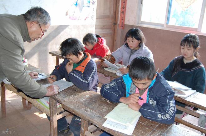从学生泚水到老师补课，从吓唬学生到家长补刀，到底说明了什么？_从学生泚水到老师补课，从吓唬学生到家长补刀，到底说明了什么？_