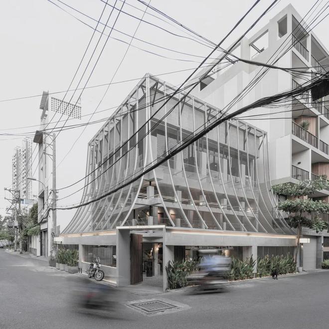 _老别墅改造成餐厅，金属网格外立面当“面纱”，通透感拉得满满的_老别墅改造成餐厅，金属网格外立面当“面纱”，通透感拉得满满的
