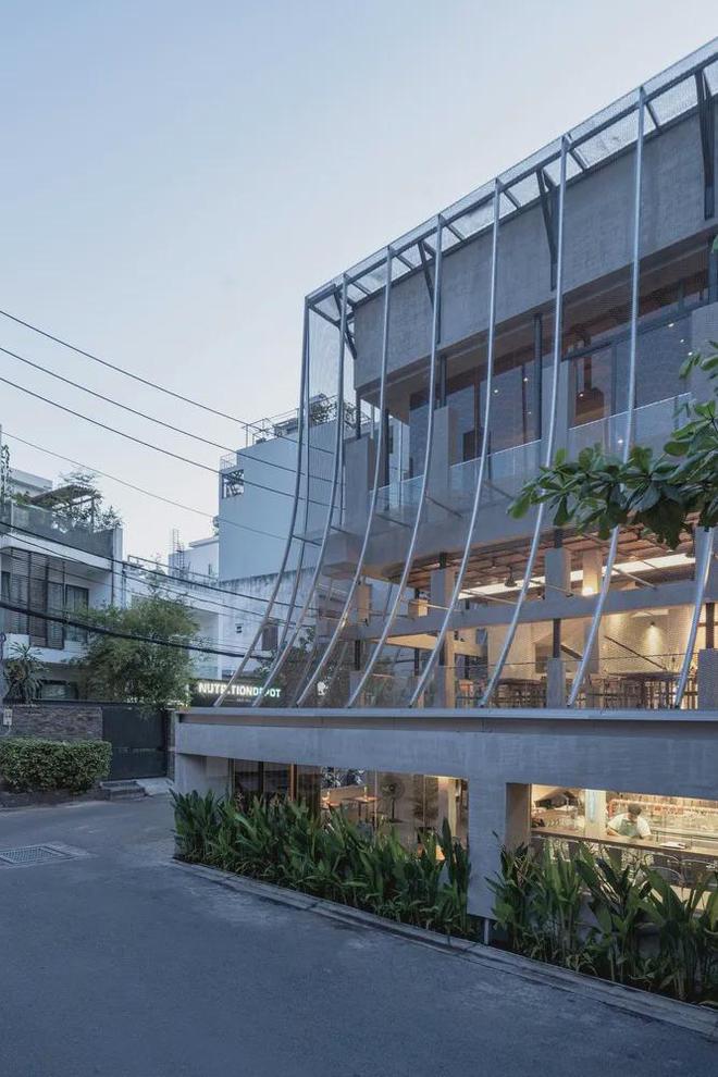 _老别墅改造成餐厅，金属网格外立面当“面纱”，通透感拉得满满的_老别墅改造成餐厅，金属网格外立面当“面纱”，通透感拉得满满的