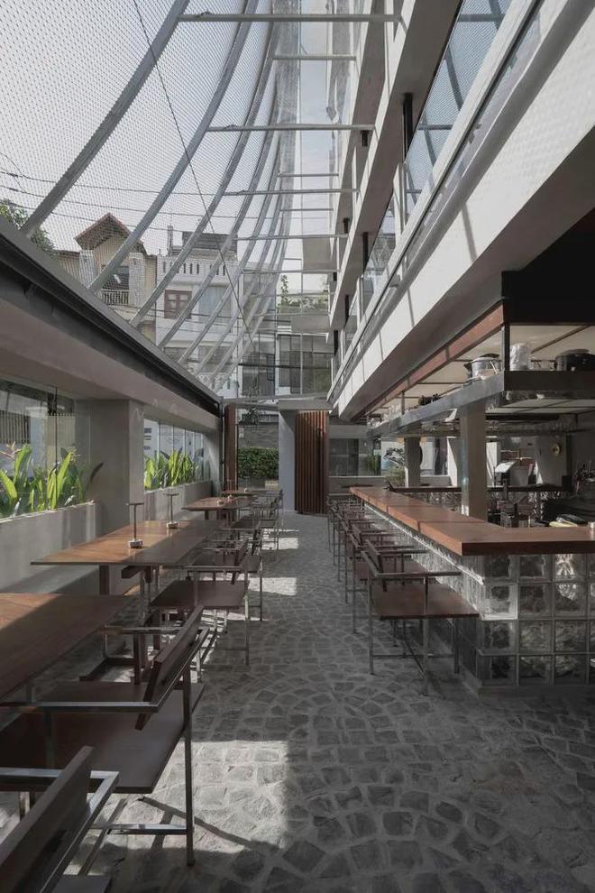 老别墅改造成餐厅，金属网格外立面当“面纱”，通透感拉得满满的_老别墅改造成餐厅，金属网格外立面当“面纱”，通透感拉得满满的_