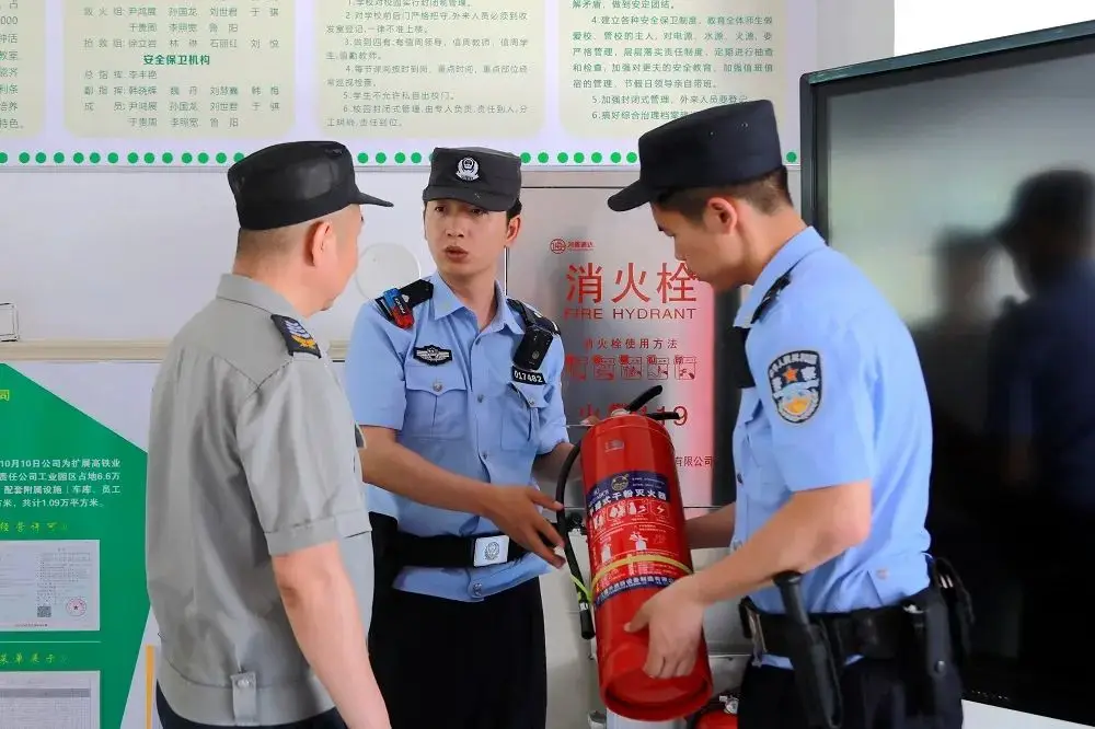 _民警护航中考_公安为考生保驾护航