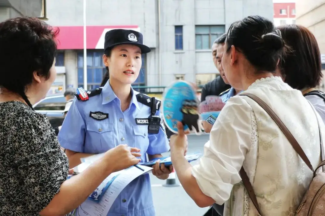_公安为考生保驾护航_民警护航中考