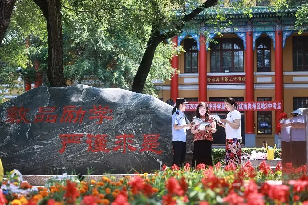 _民警护航中考_公安为考生保驾护航