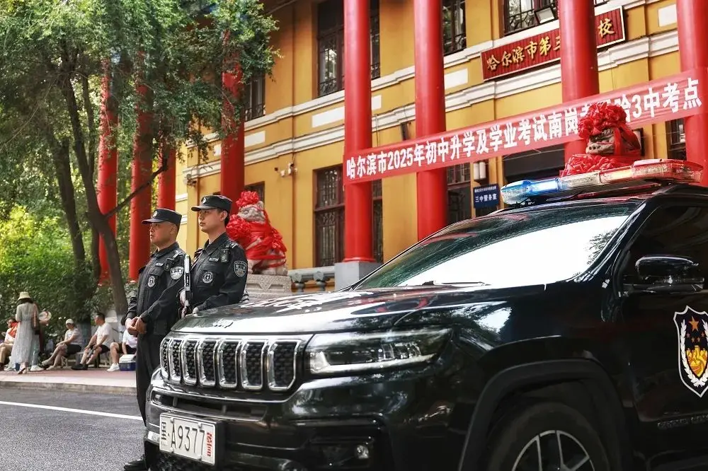 民警护航中考__公安为考生保驾护航