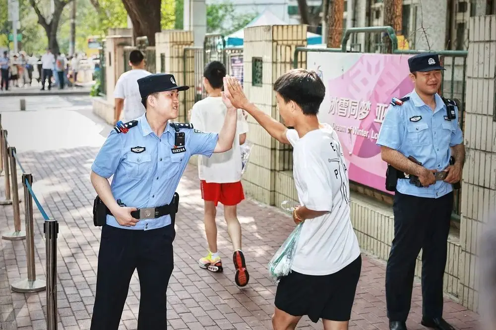 _公安为考生保驾护航_民警护航中考