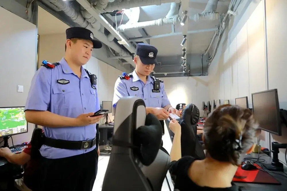 _民警护航中考_公安为考生保驾护航
