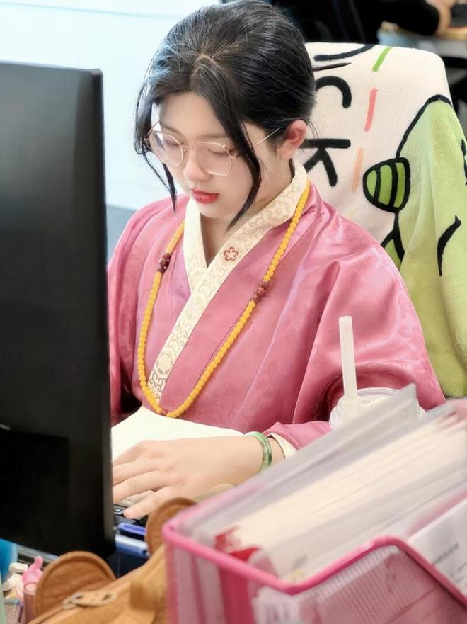 汉服身份证成“最炫民族风”：方寸之间的文化自信与规则平衡__汉服身份证成“最炫民族风”：方寸之间的文化自信与规则平衡