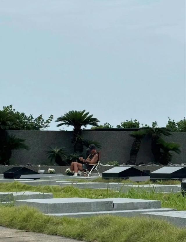 具俊晔近况被曝光！现身大s墓地瘦成这样，坐在椅子上好悲伤_具俊晔近况被曝光！现身大s墓地瘦成这样，坐在椅子上好悲伤_
