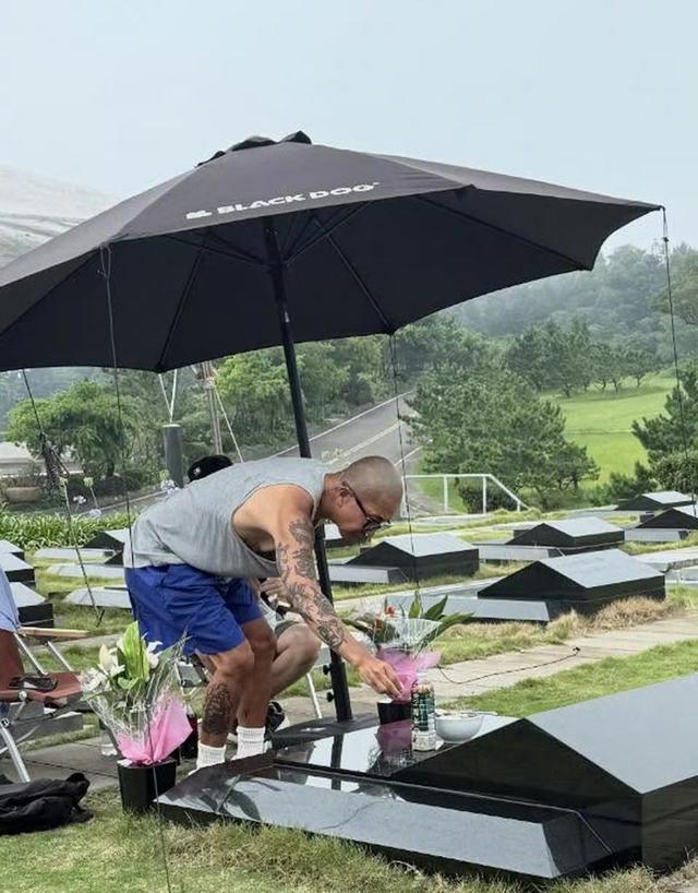具俊晔近况被曝光！现身大s墓地瘦成这样，坐在椅子上好悲伤__具俊晔近况被曝光！现身大s墓地瘦成这样，坐在椅子上好悲伤