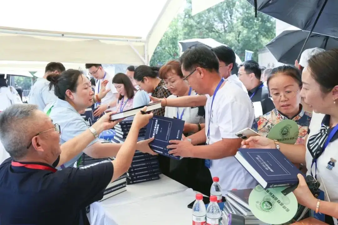 聚焦教育家精神：从“功能型组织”到“品牌化平台” ——第三届全国名师工作室品牌建设论坛综述__聚焦教育家精神：从“功能型组织”到“品牌化平台” ——第三届全国名师工作室品牌建设论坛综述