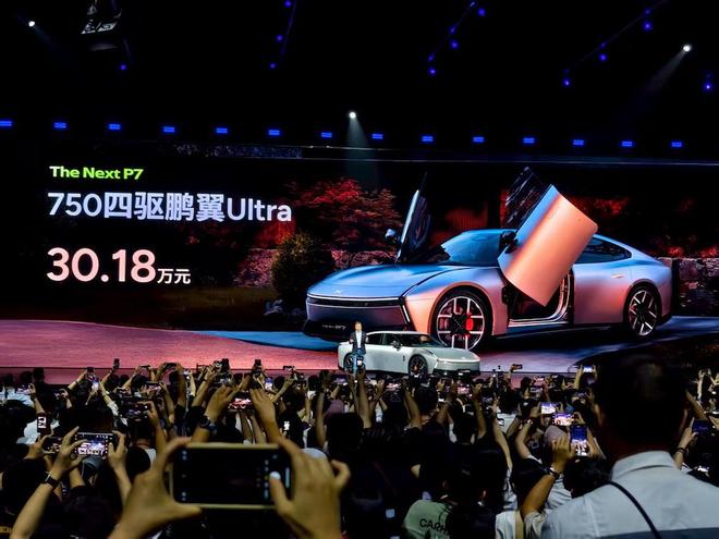 何小鹏像素级致敬雷军！全新P7赛道刷圈超SU7，送黄金车标，21.98万开卖