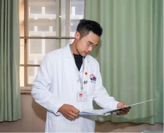18岁男孩高考前吃蛇羹进ICU,医生看化验单脸色惨白:这根本不是蛇__18岁男孩高考前吃蛇羹进ICU,医生看化验单脸色惨白:这根本不是蛇