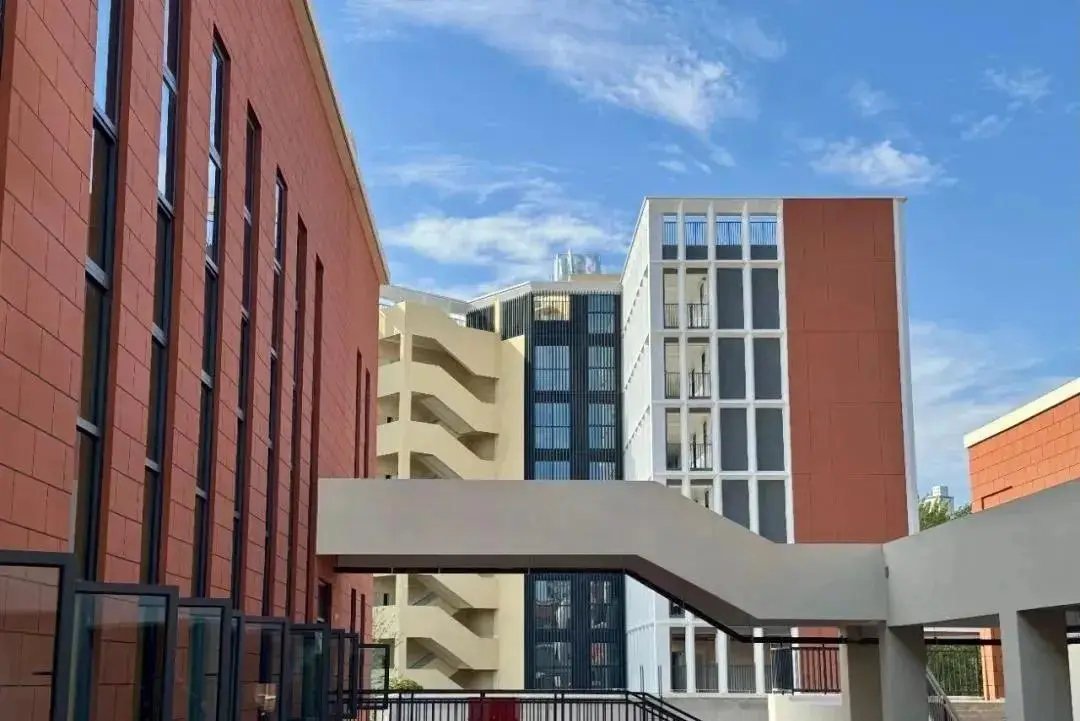 _新增超4.5万个学位！武汉一批学校悄悄“换装”，新面貌、新设施！_新增超4.5万个学位！武汉一批学校悄悄“换装”，新面貌、新设施！