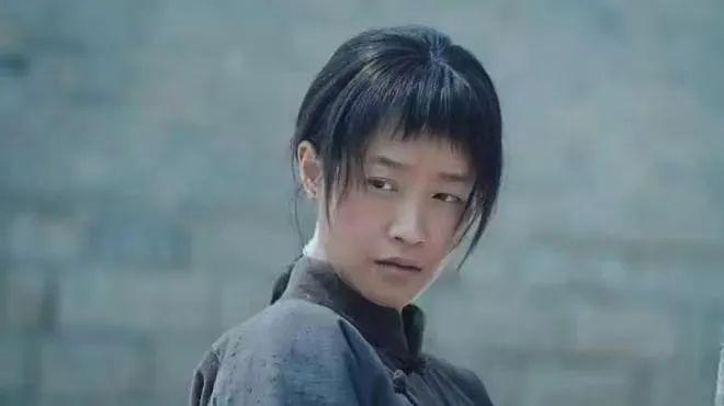 _玫红裙子配什么上衣好看_红玫瑰裙子蓝盈莹图片