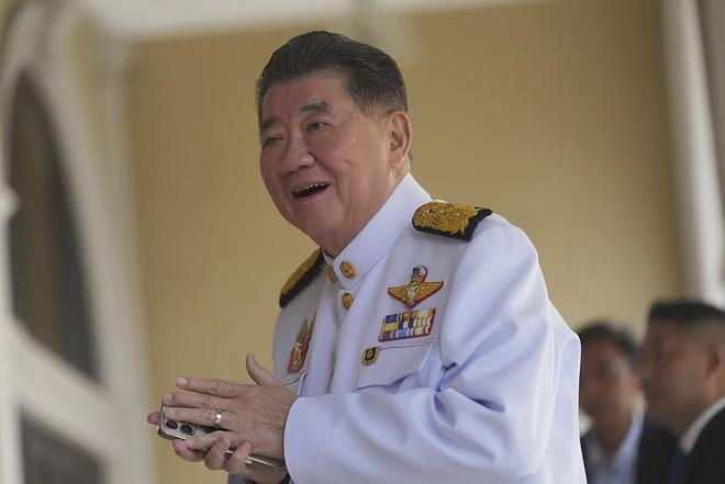 刚刚，泰国法院判定违宪！39岁佩通坦即日起解职
