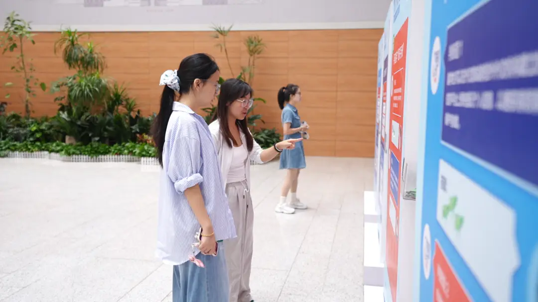 “牢记12308”成了这场展览的高频词，留学安全知识与大学生擦出了怎样的“火花”？__“牢记12308”成了这场展览的高频词，留学安全知识与大学生擦出了怎样的“火花”？