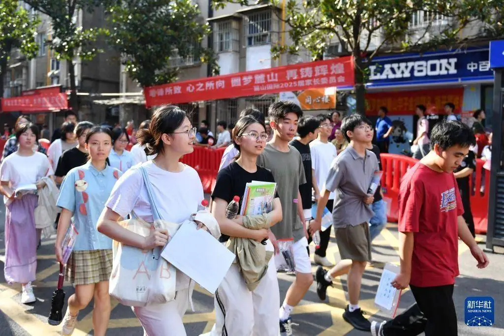 “超越”传统名校？新兴高校投档分数线为什么这么高？|高招录取面面观