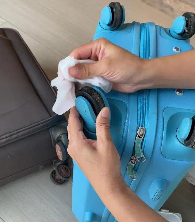 被年轻人的“保鲜膜套用法”惊呆了！换个思路后，没想到妙用无穷_被年轻人的“保鲜膜套用法”惊呆了！换个思路后，没想到妙用无穷_