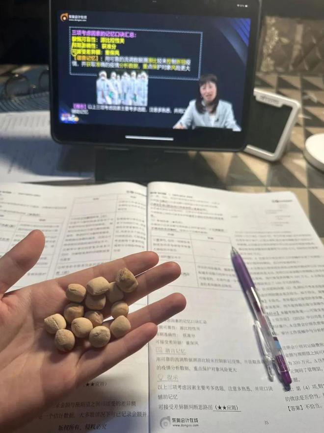 被年轻人的“保鲜膜套用法”惊呆了！换个思路后，没想到妙用无穷__被年轻人的“保鲜膜套用法”惊呆了！换个思路后，没想到妙用无穷