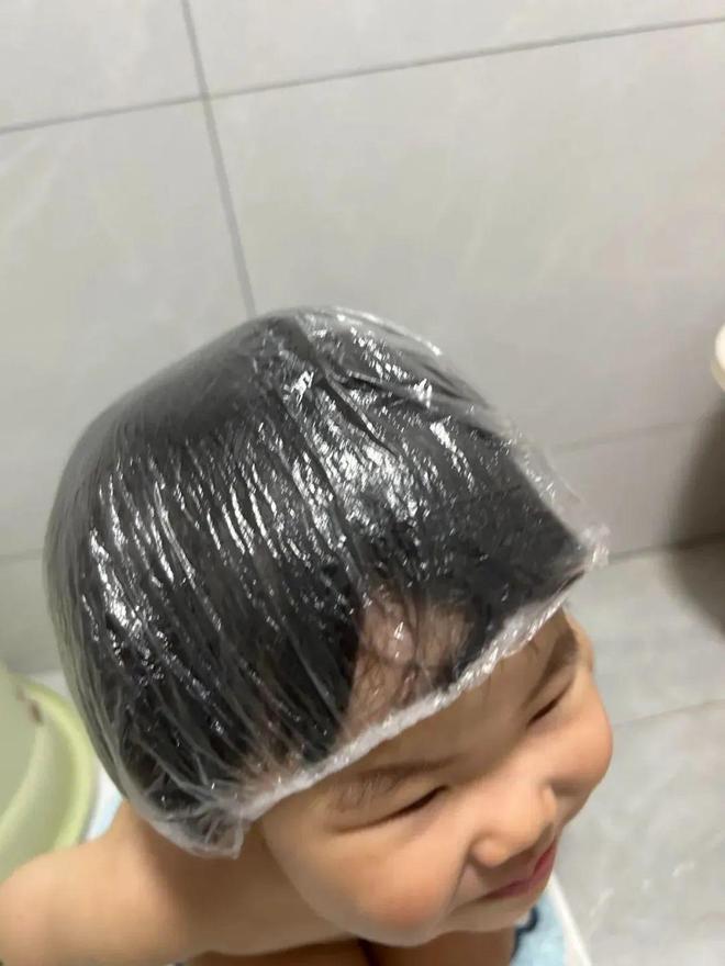 被年轻人的“保鲜膜套用法”惊呆了！换个思路后，没想到妙用无穷__被年轻人的“保鲜膜套用法”惊呆了！换个思路后，没想到妙用无穷