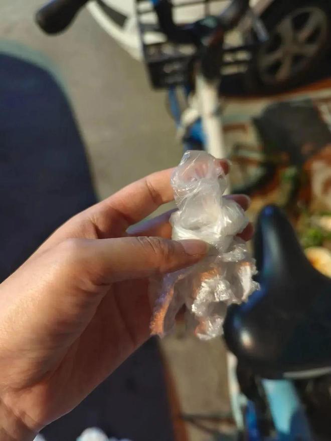 _被年轻人的“保鲜膜套用法”惊呆了！换个思路后，没想到妙用无穷_被年轻人的“保鲜膜套用法”惊呆了！换个思路后，没想到妙用无穷