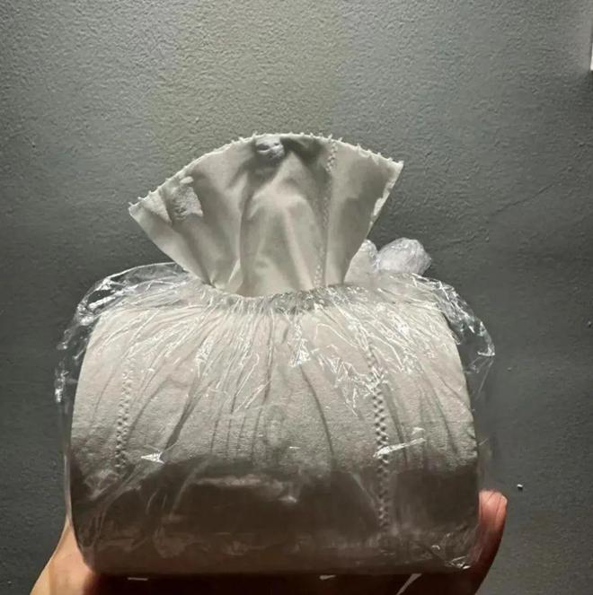 被年轻人的“保鲜膜套用法”惊呆了！换个思路后，没想到妙用无穷_被年轻人的“保鲜膜套用法”惊呆了！换个思路后，没想到妙用无穷_
