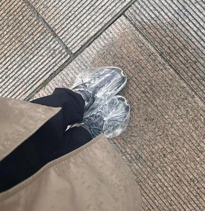 被年轻人的“保鲜膜套用法”惊呆了！换个思路后，没想到妙用无穷_被年轻人的“保鲜膜套用法”惊呆了！换个思路后，没想到妙用无穷_