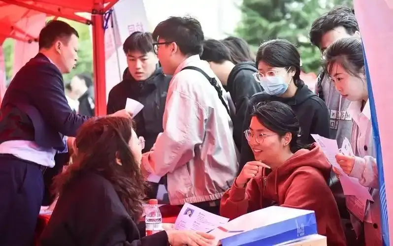 应届本科生月薪过万__本科毕业生月入过万